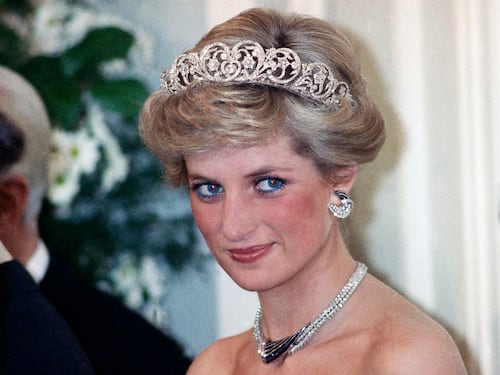 Risse, retroscena e grandi assenti: la verità sulla statua di Lady D.