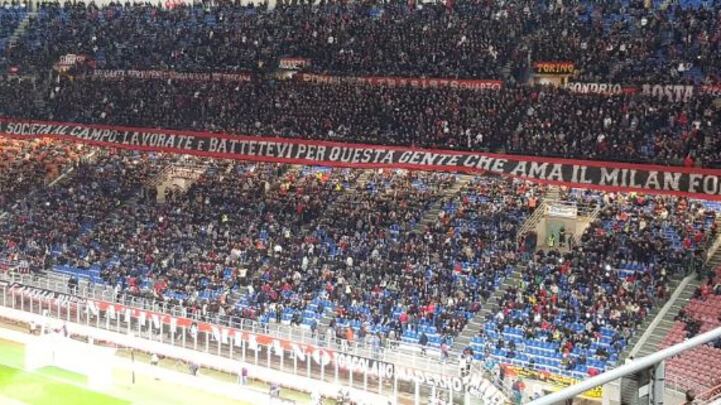 Milan, la curva sud alla squadra: "Battetevi per questa gente che ama i colori"