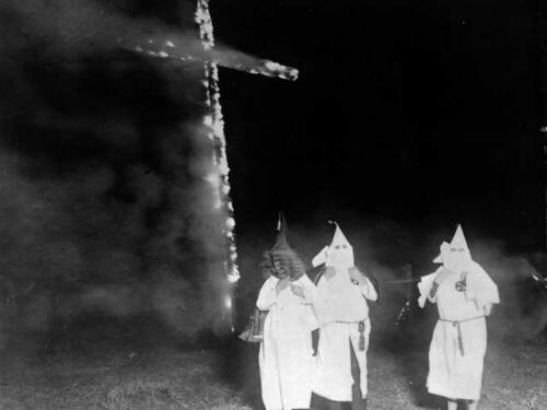 Svastiche e croci bruciate Ritorno del Ku Klux Klan