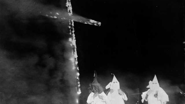 Svastiche e croci bruciate Ritorno del Ku Klux Klan