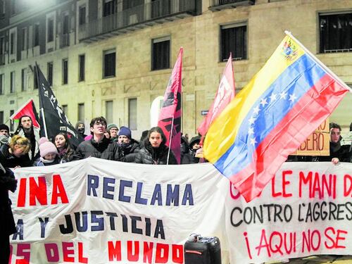 I venezuelani d'Italia esultano. E i pro Mad urlano contro gli Usa