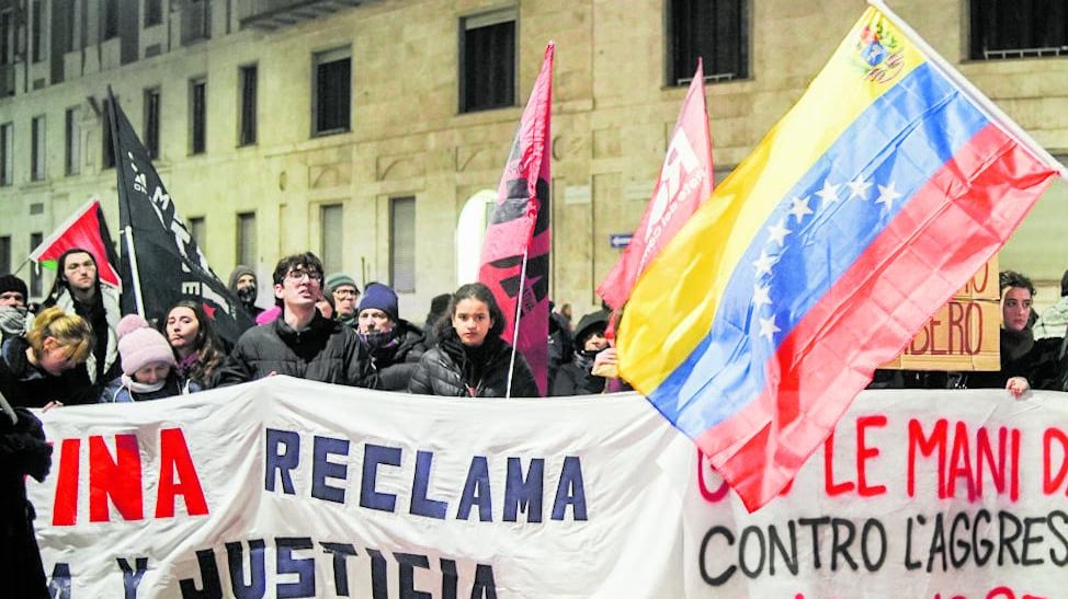 I venezuelani d'Italia esultano. E i pro Mad urlano contro gli Usa