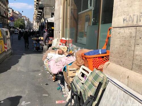 Piazza del Plebiscito piena di senzatetto: 1800 clochard in città
