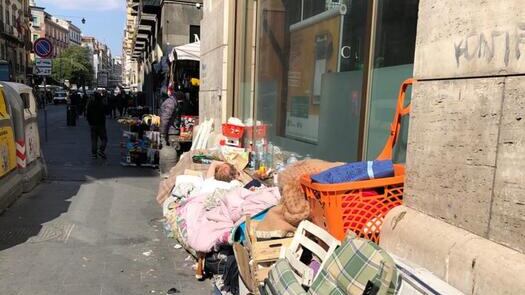 Piazza del Plebiscito piena di senzatetto: 1800 clochard in città