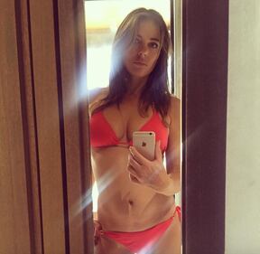 Liz Hurley hot, estate in bikini 20