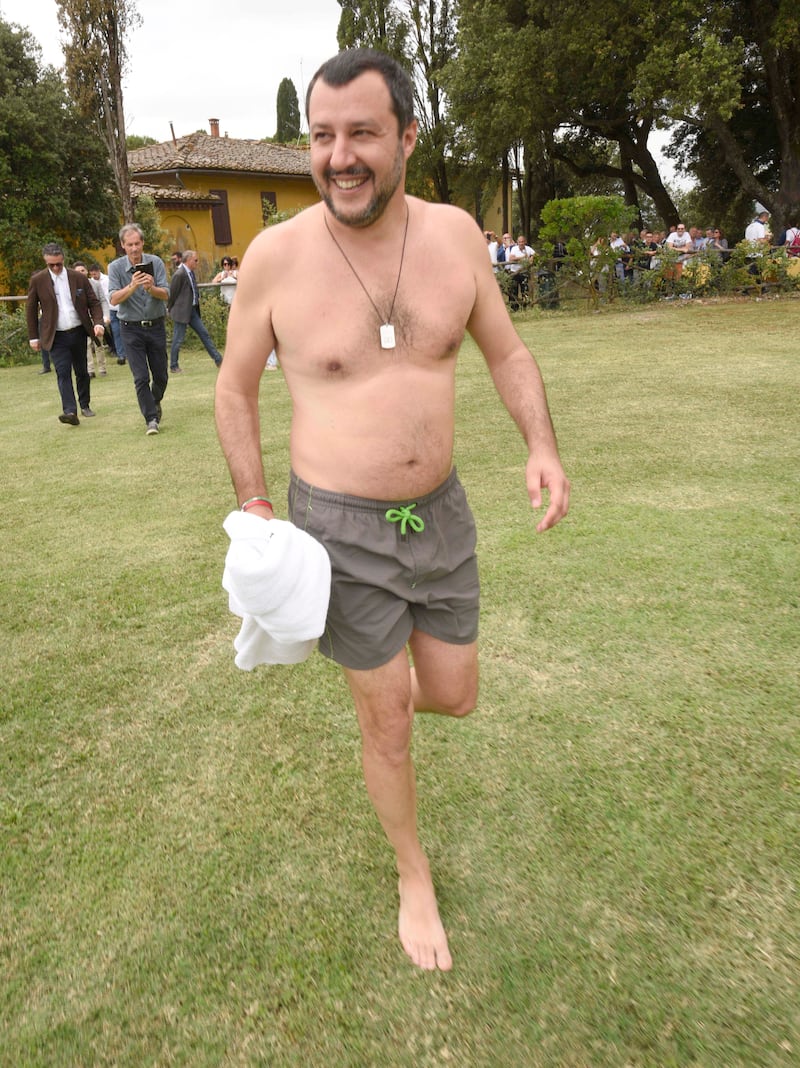 Salvini nuota nella piscina confiscata alla mafia 1