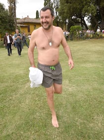 Salvini nuota nella piscina confiscata alla mafia 1