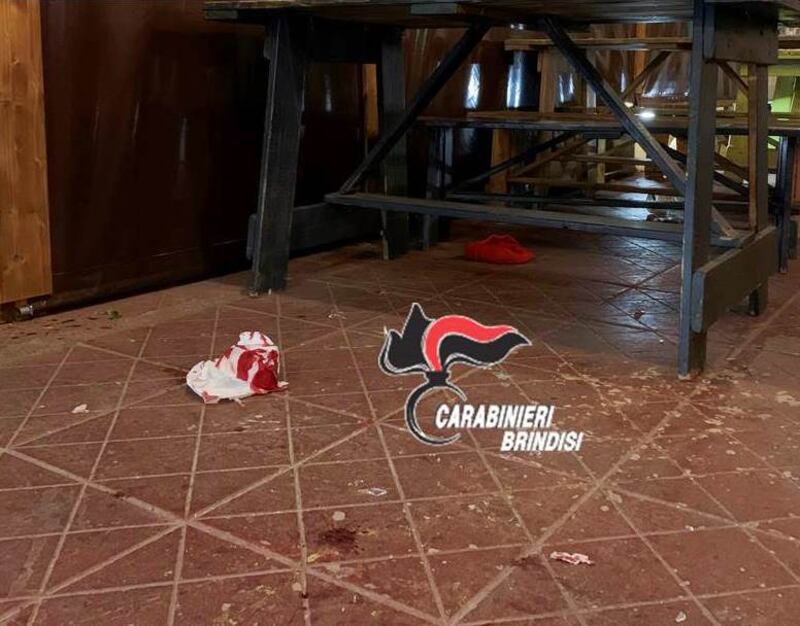 Brindisi, dopo l'aggressione sangue e vetri rotti 3