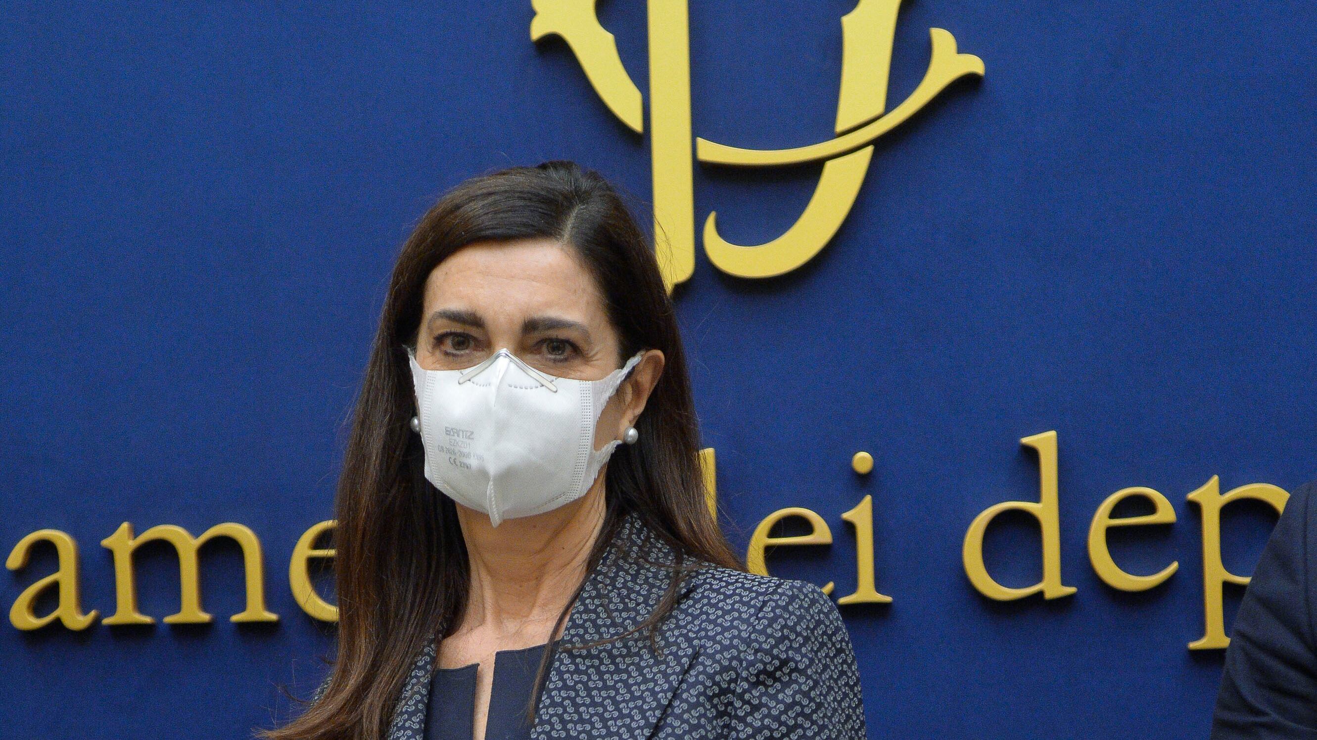 Se la Boldrini non può prenotarsi il parrucchiere