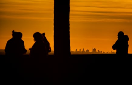 Il vento spazza via nubi e smog: da Bergamo si vede lo skyline di Milano 6