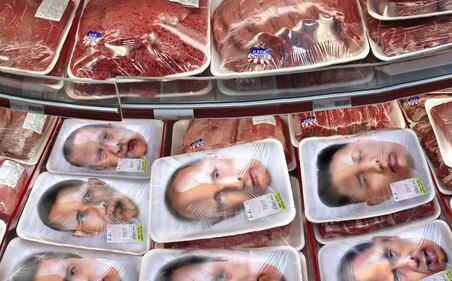 I politici  come carne per Saint Hoax