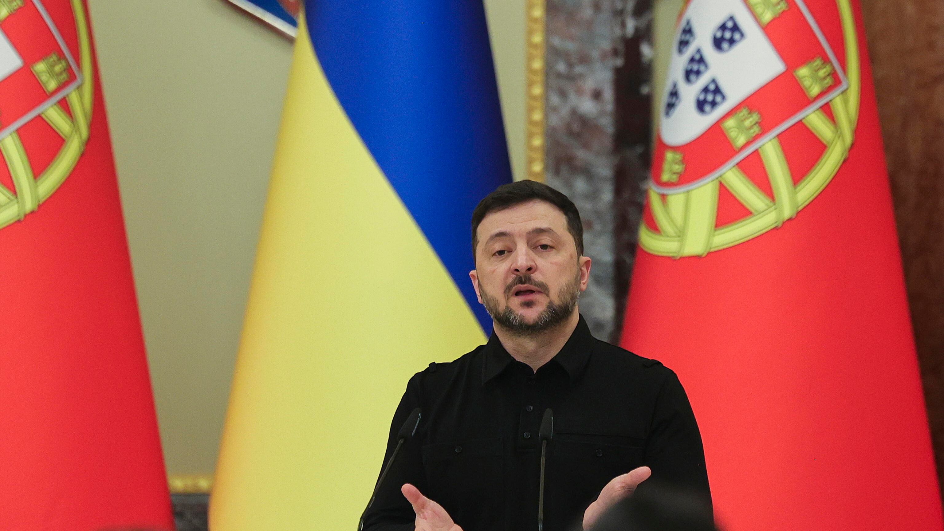 Kiev: "Colpita nave russa e impianto petrolifero nel Mar Caspio". Zelensky: "Washington ha proposto incontro Usa-Russia-Ucraina a Miami"