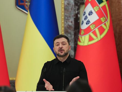Kiev: "Colpita nave russa e impianto petrolifero nel Mar Caspio". Zelensky: "Washington ha proposto incontro Usa-Russia-Ucraina a Miami"
