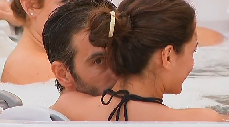 Grande Fratello 14, baci e nudi bollenti nell'idromassaggio 6