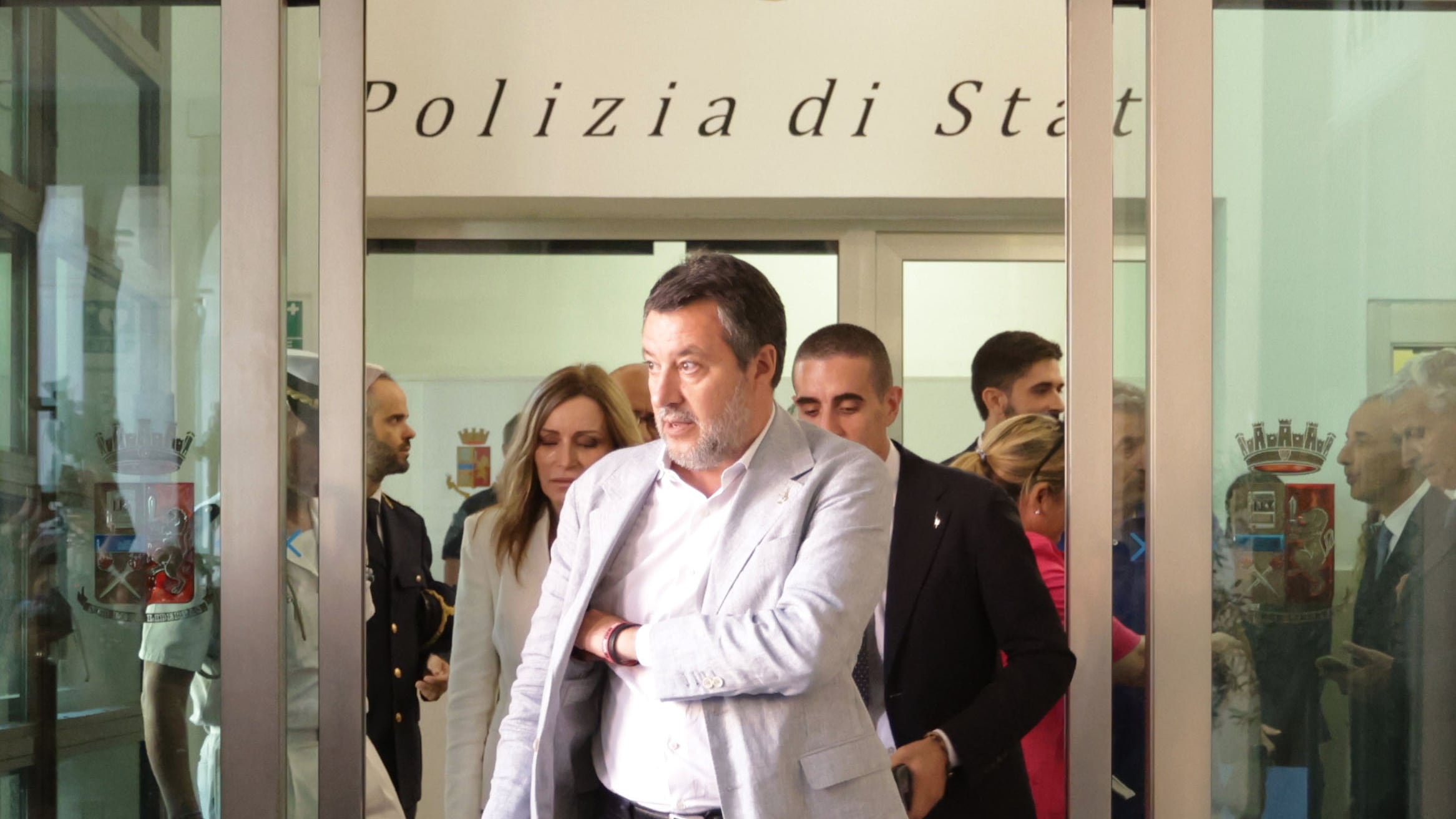 Salvini a Bologna dai poliziotti feriti: "Violenze inaccettabili"