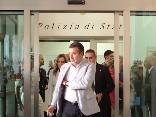 Salvini a Bologna dai poliziotti feriti: "Violenze inaccettabili"