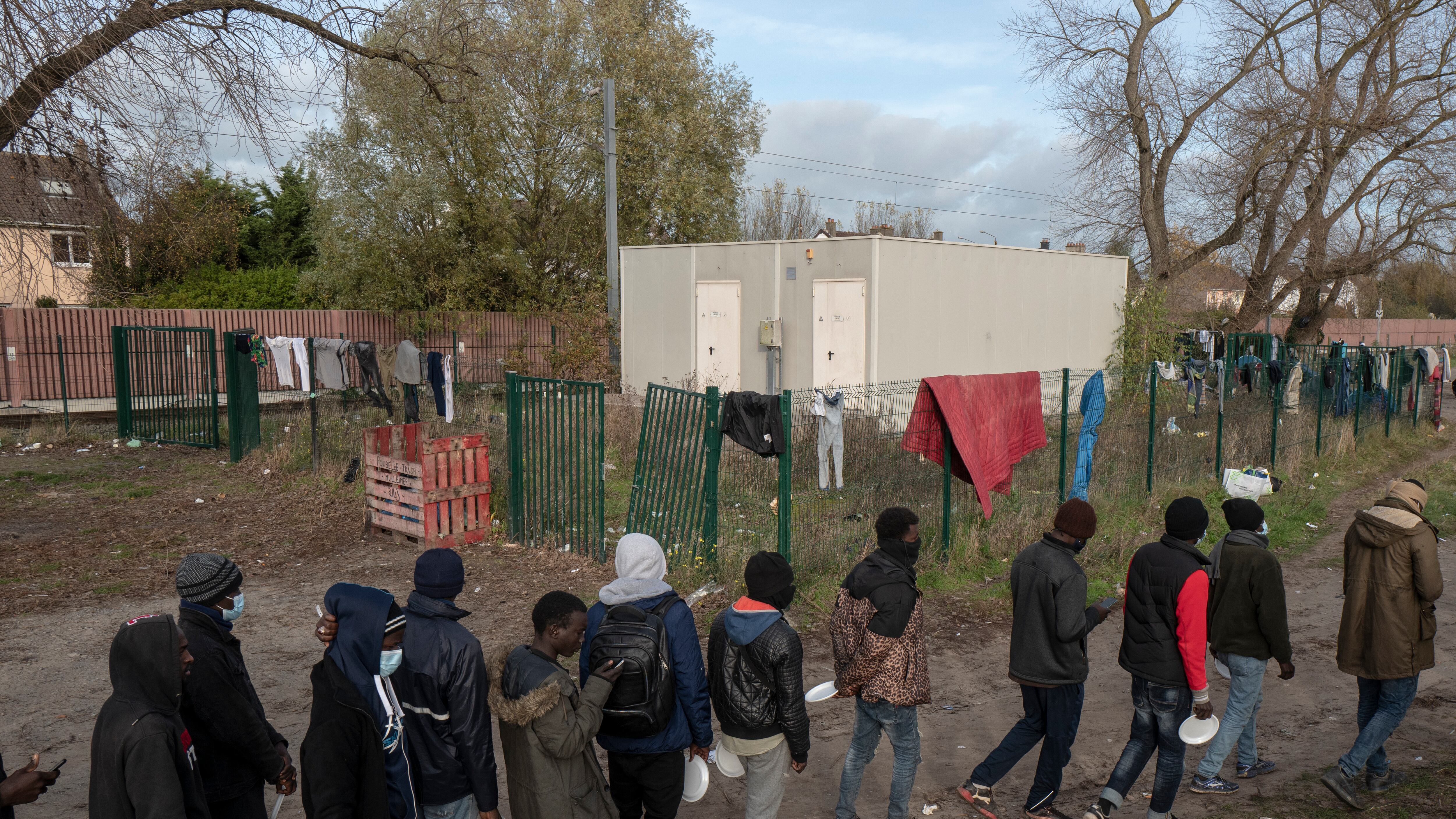 Stop alle canoe da Decathlon. "I migranti rischiano la vita"