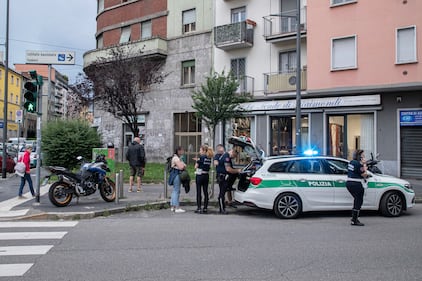 Ciclista investito da una moto a Milano: è gravissimo 8