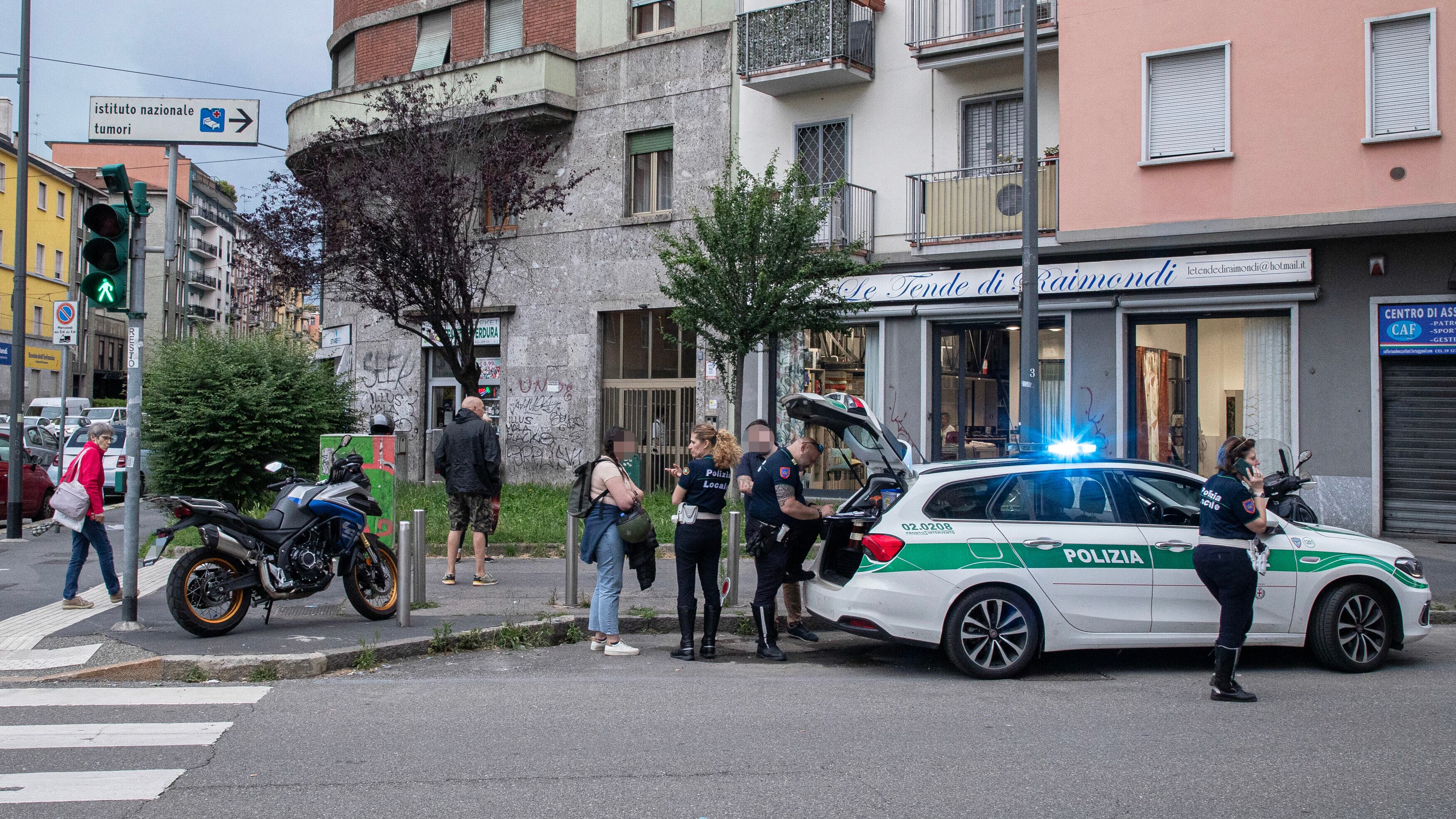 Ciclista 89enne viene travolto da una moto a Milano: è gravissimo