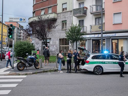 Ciclista 89enne viene travolto da una moto a Milano: è gravissimo