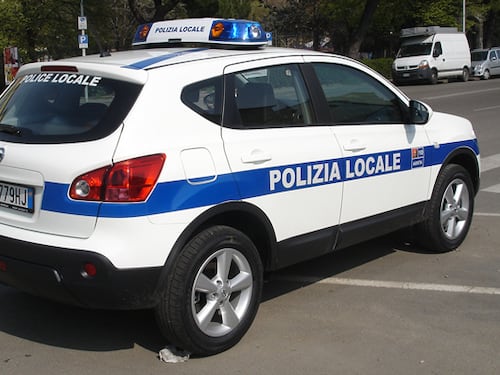 Nordafricano non si ferma all’alt con l’auto, grave comandante polizia locale