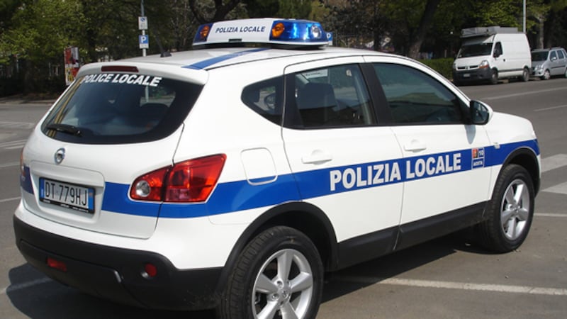 Nordafricano non si ferma all’alt con l’auto, grave comandante polizia locale