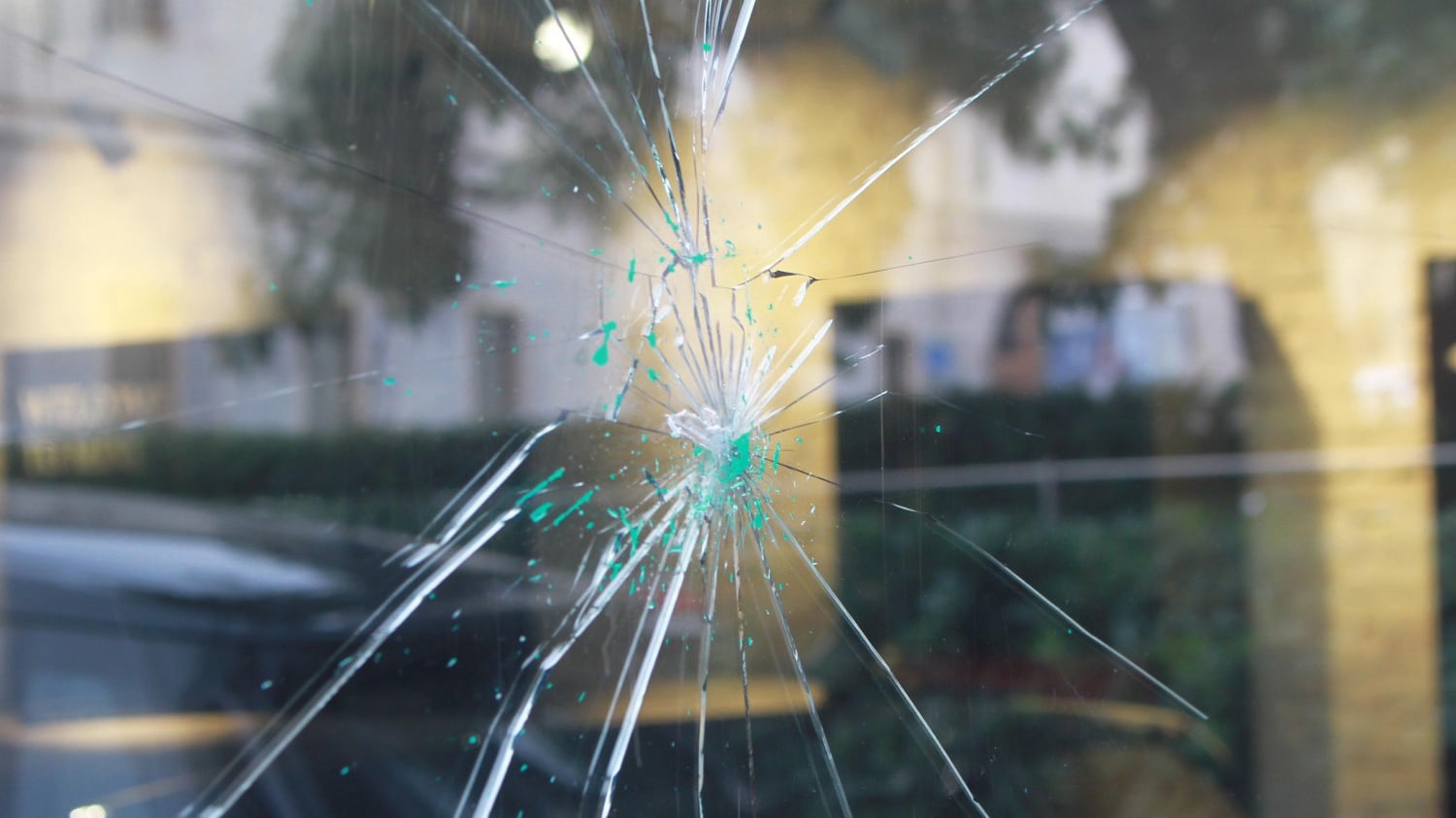 Tornano gli anarchici Vetrine spaccate e petardi per liberare l'antagonista