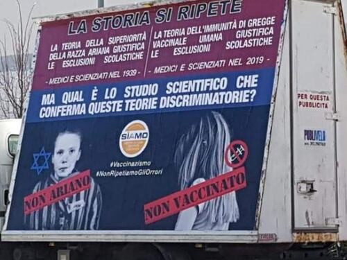 A Trento un cartellone dei no-vax paragona i bimbi non vaccinati agli ebrei vittime dell'olocausto