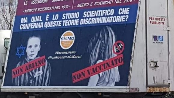 A Trento un cartellone dei no-vax paragona i bimbi non vaccinati agli ebrei vittime dell'olocausto