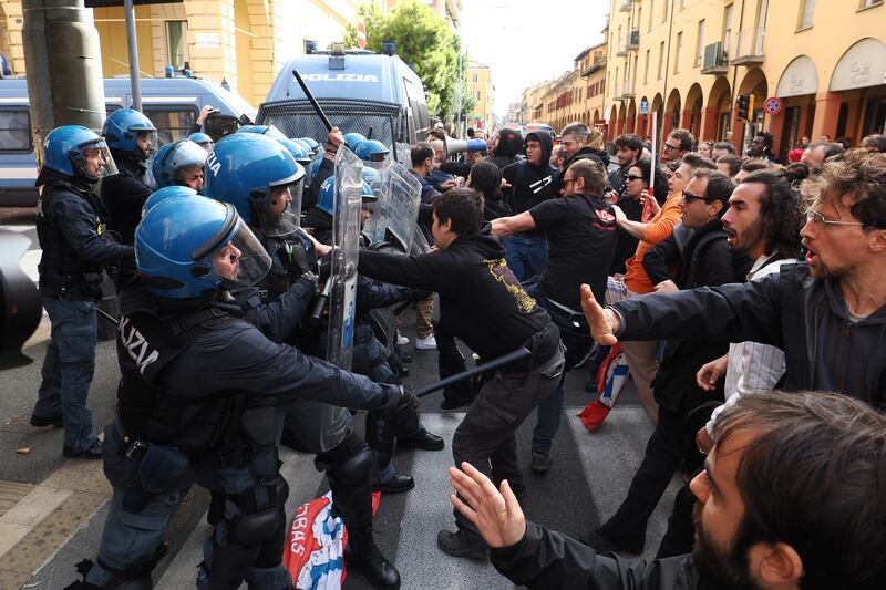 Scontri a Bologna durante lo sgombero dell'Istituto Santa Giuliana 6