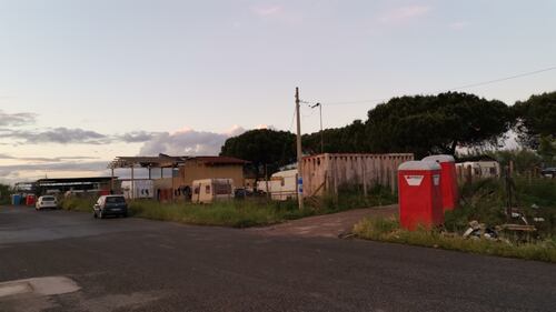 Accampati in un'ex fabbrica i rom sgomberati a Giugliano  2