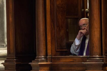 Il Papa si inginocchia e confessa i suoi peccati 4