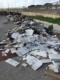 Napoli, lapidi in discarica abusiva a Ponticelli