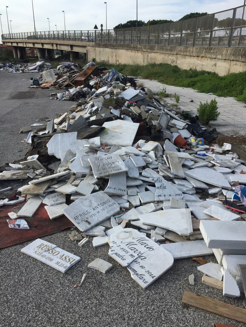 Napoli, lapidi in discarica abusiva a Ponticelli