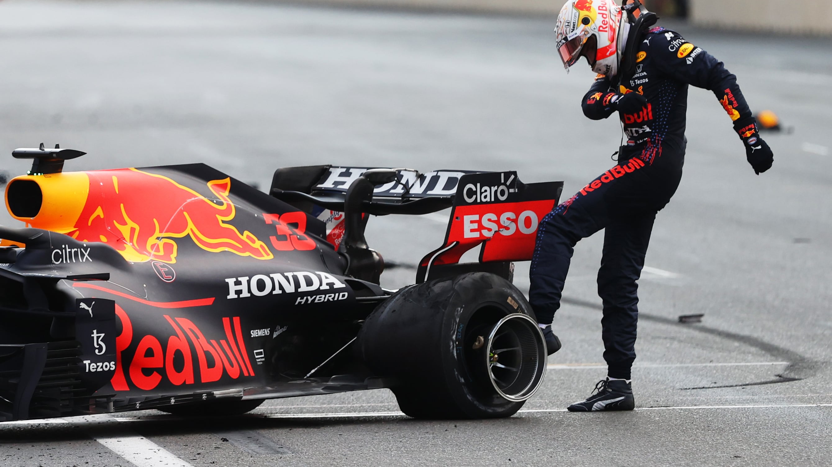 Botti, errori e gara sprint beffano Max e Lewis e incoronano Perez e Seb