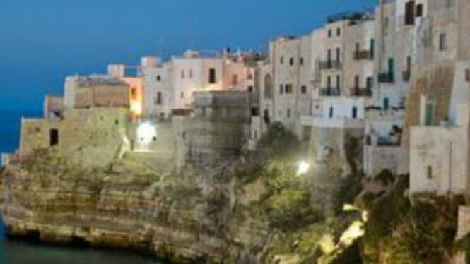 Polignano, stop ai bagni per il crollo della costa