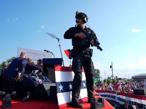 “Possibile terrorismo interno”. La pista dell’FBI sull’attacco a Trump