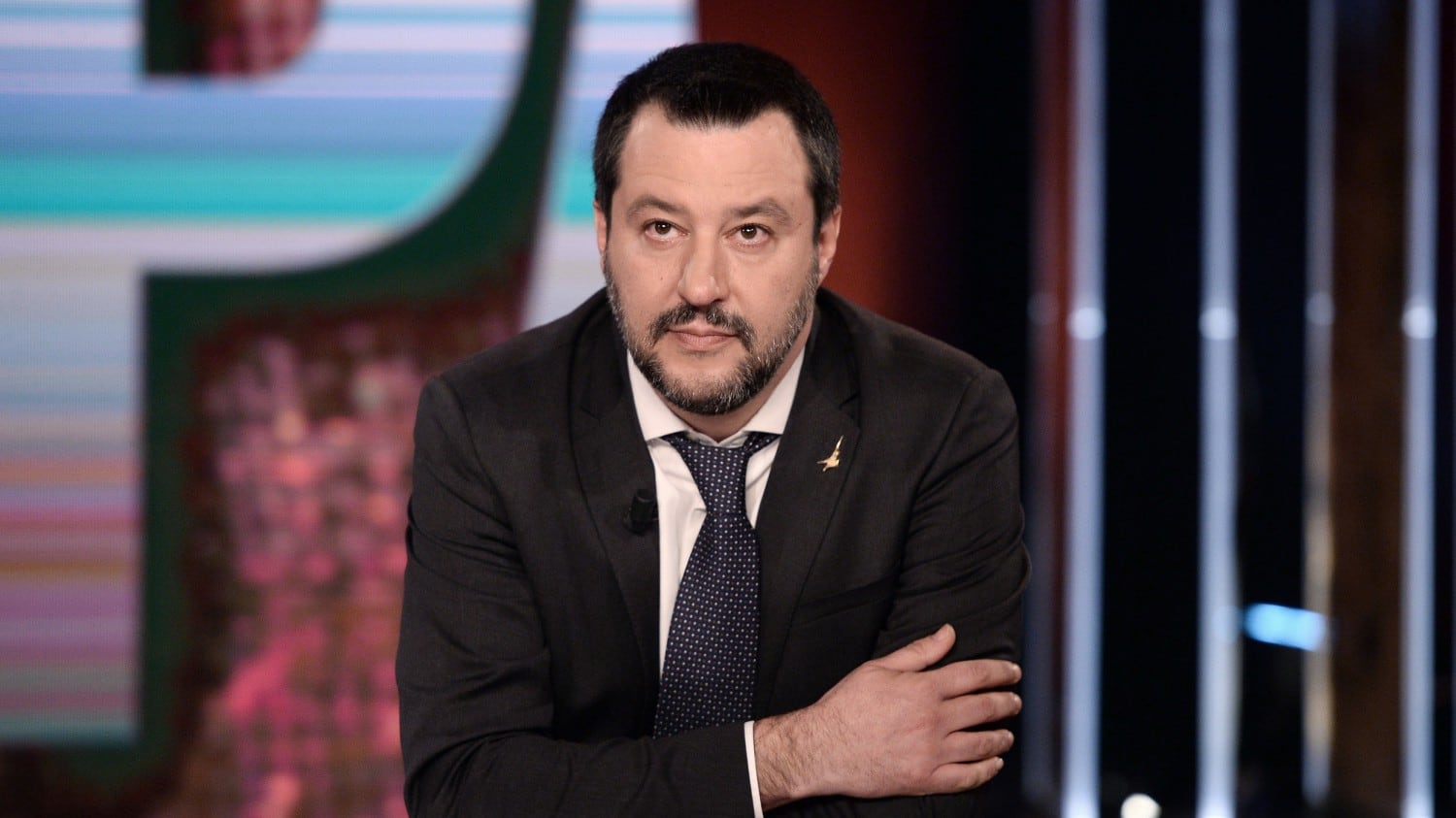 Salvini: "A insulti finisce male". E Toninelli ridicolizza l'opera