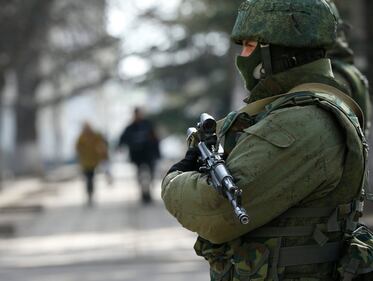 I soldati pattugliano la capitale della Crimea 8