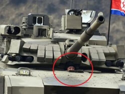 Tank e navi da guerra: le immagini che svelano il nuovo arsenale di Kim