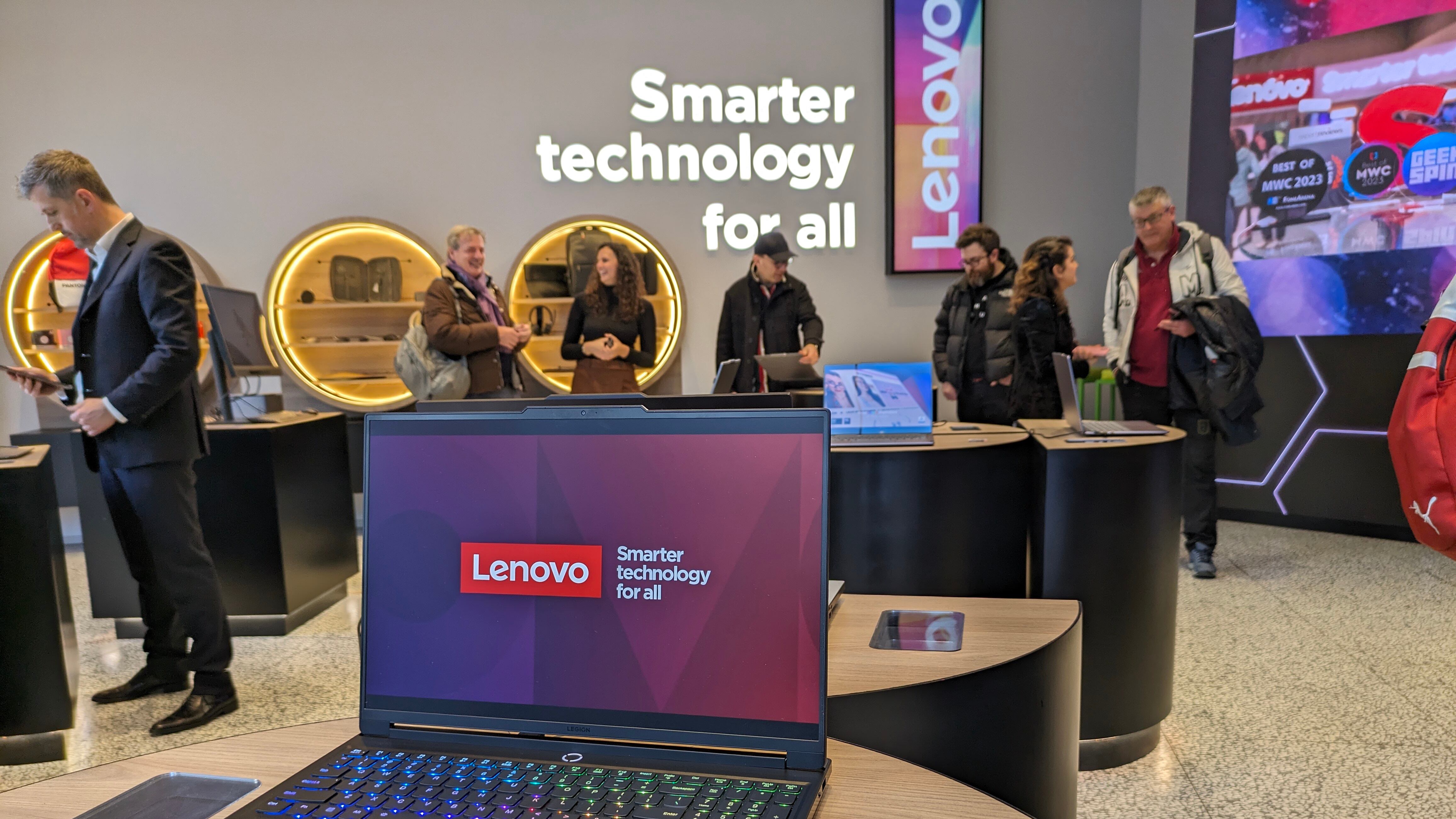 L'AI per tutti e un monitor stereoscopico: il futuro dei Pc secondo Lenovo