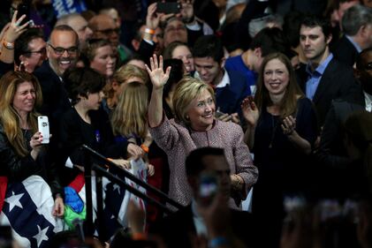 Hillary festeggia la vittoria 4