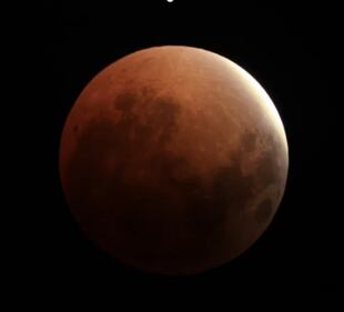 La prima luna rossa dell'anno: uno spettacolo unico 7