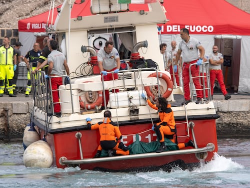 I naufraghi trascinati a fondo. "Cercata aria fino all'ultimo"