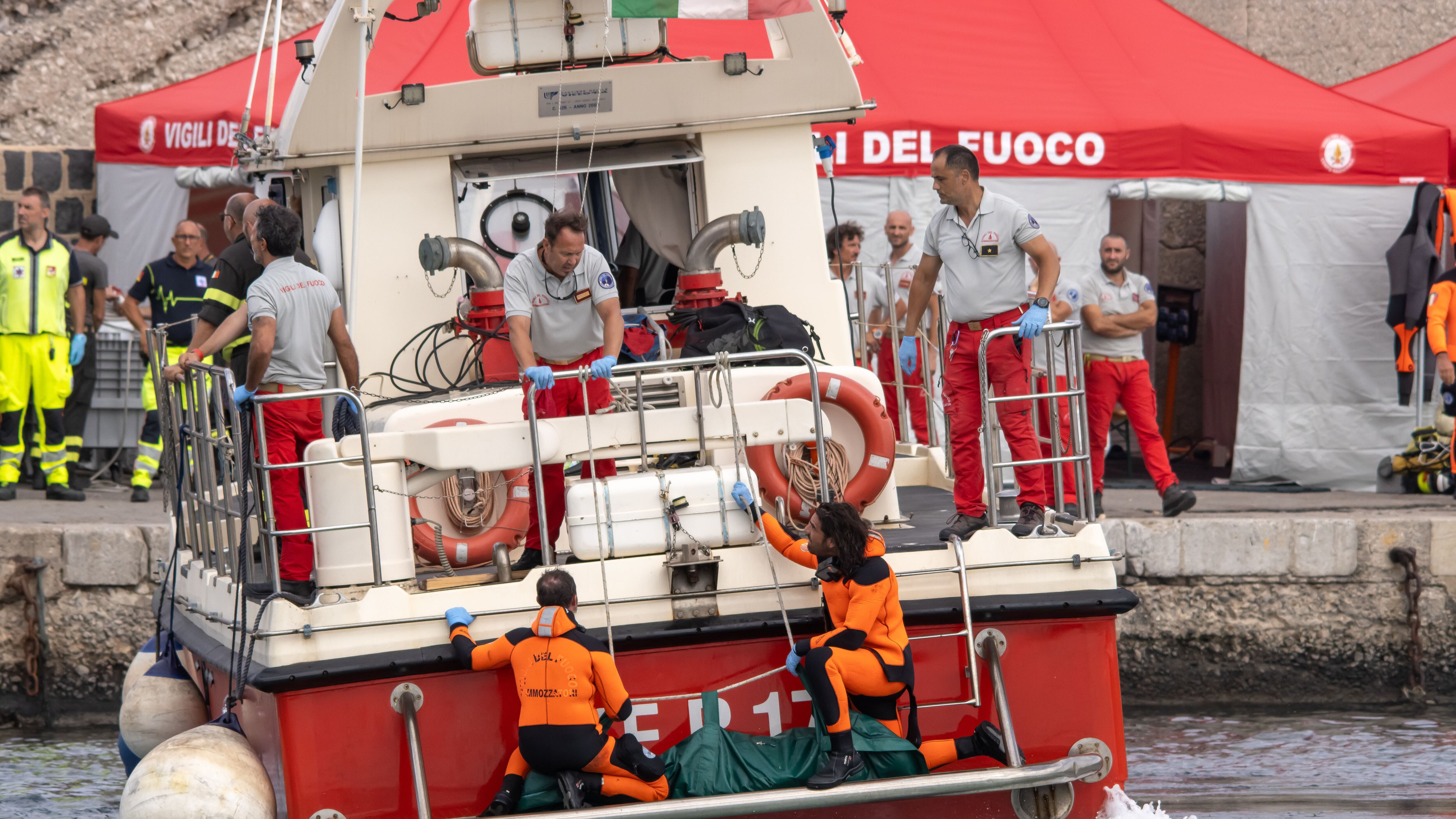 I naufraghi trascinati a fondo. "Cercata aria fino all'ultimo"