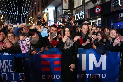Laura Pausini canta con i fan fuori dall'Ariston 12