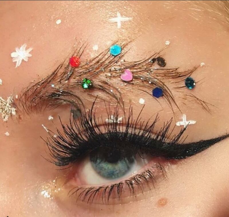 Sopracciglia natalizie, l'ultimo trend delle feste 2