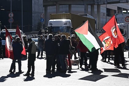 Protesta al porto di Genova: pro Pal bloccano tutto 8