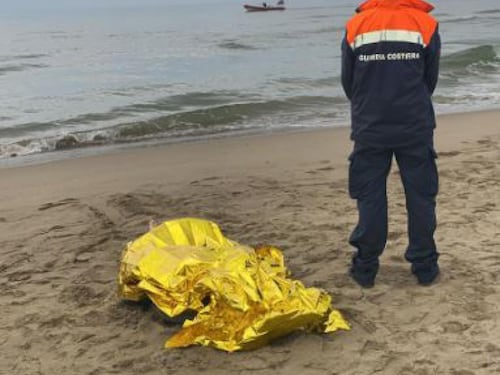 Il cadavere di donna sulla spiaggia: choc a Passoscuro