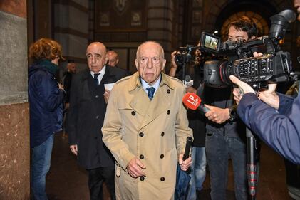 Silvio Berlusconi nel Famedio di Milano: "Un onore per la nostra famiglia"  4